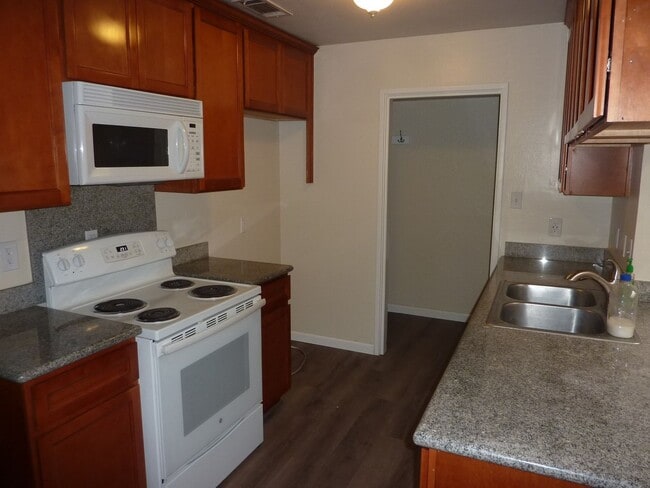 5757 San Ardo Way in North Highlands, CA - Building Photo - Building Photo