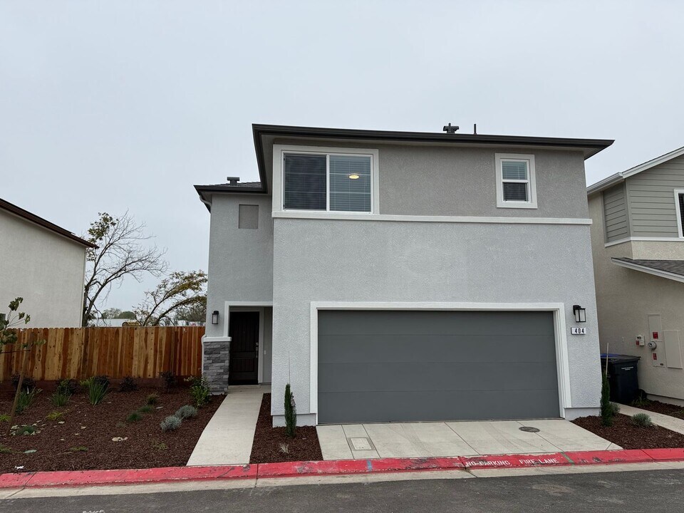 404 Lemongrass St in Turlock, CA - Building Photo