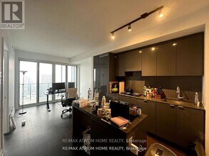 7-4107 Grenville St in Toronto, ON - Building Photo - Building Photo