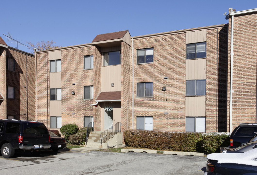 1466 E Ports O Call Dr in Palatine, IL - Building Photo