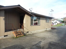463 NW Cecil Ave in Roseburg, OR - Building Photo