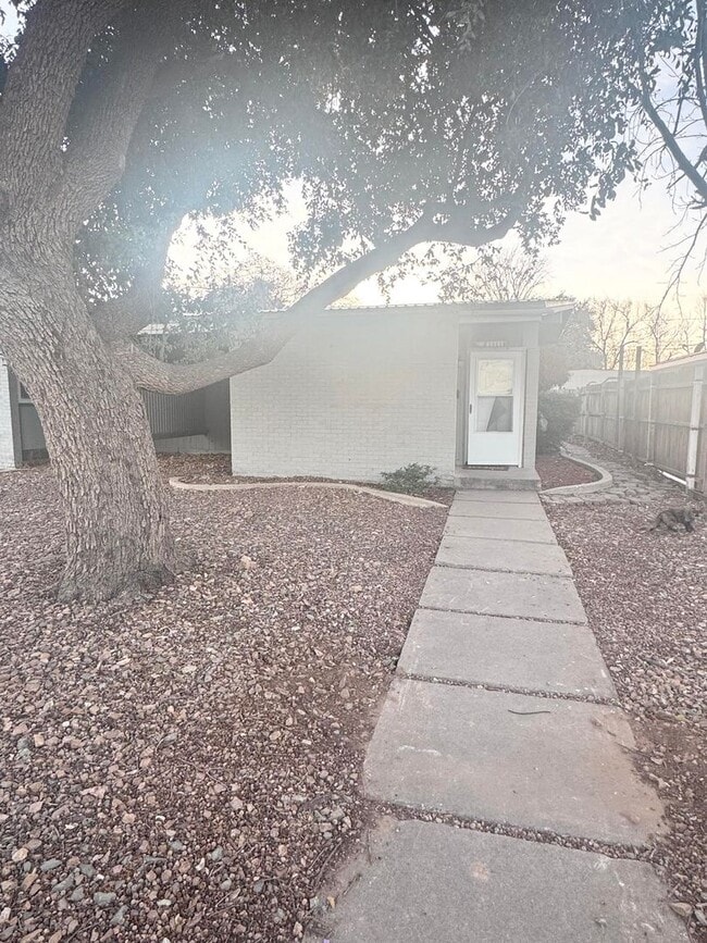 property at 1111 N Carrizo St