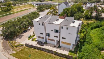 2239 N MacGregor Way in Houston, TX - Building Photo