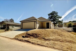 351 Red Clover in Livingston, TX - Building Photo