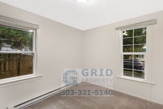5725 SE Center St in Portland, OR - Building Photo - Building Photo