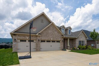 7519 Flint Xing Cir SE in Owens Cross Roads, AL - Building Photo - Building Photo