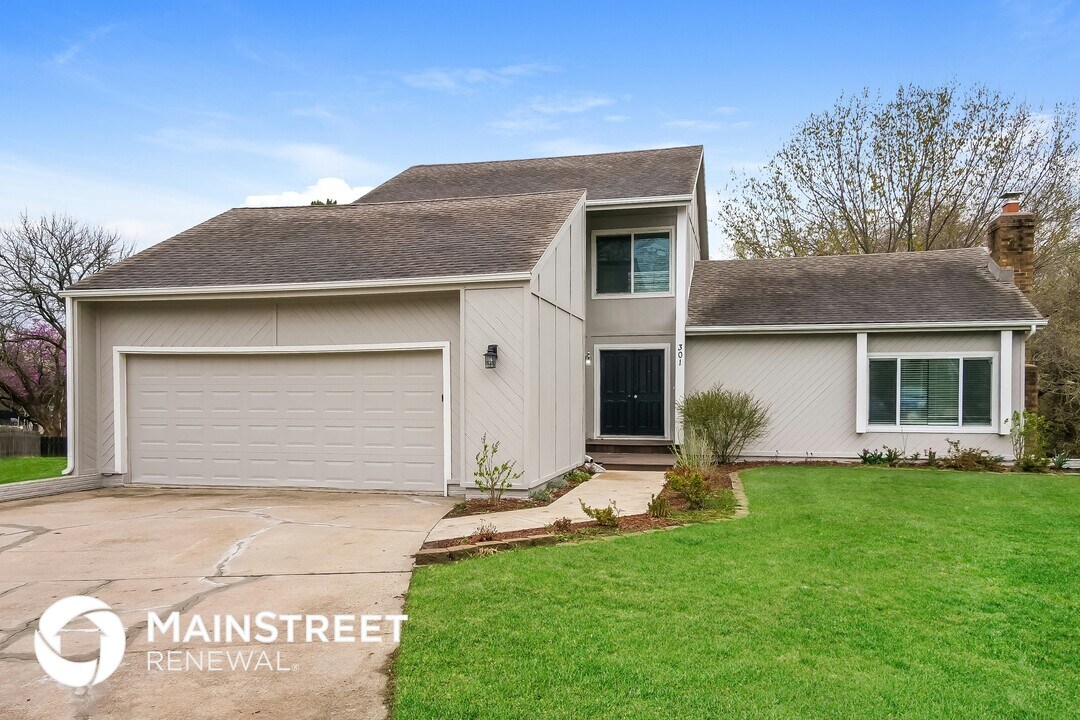 301 NE Adams Dr in Lee's Summit, MO - Building Photo