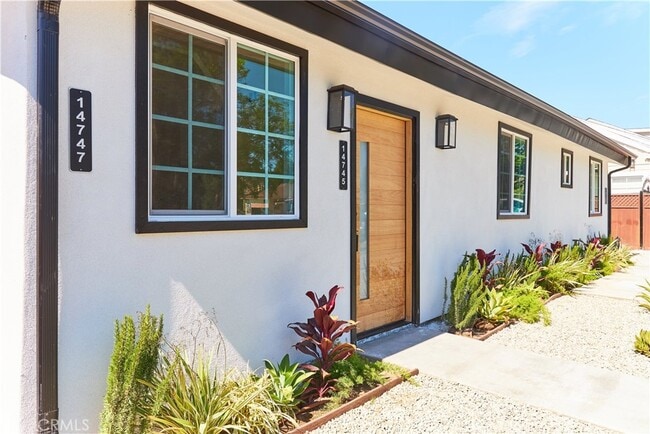 14745 Bassett St in Los Angeles, CA - Building Photo - Building Photo