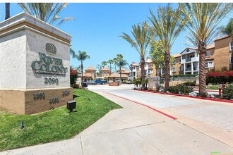 1950 Camino De La Reina, Unit River Colony in San Diego, CA - Foto de edificio - Building Photo