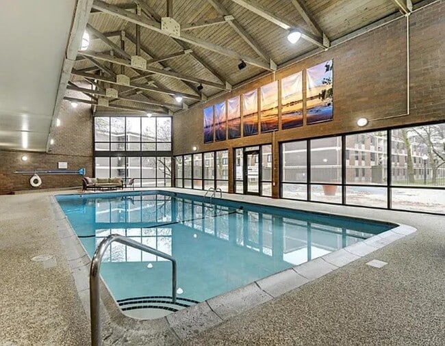 7200 York Ave S, Unit 7200-421 in Edina, MN - Foto de edificio - Building Photo