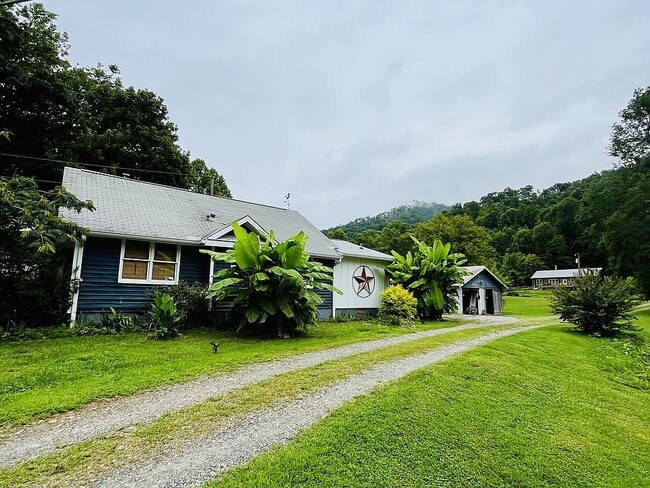 property at 8 Curly Willow Ln
