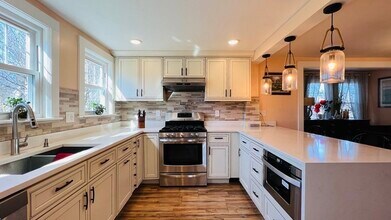 36 Evergreen Ave in Newton, MA - Building Photo - Building Photo