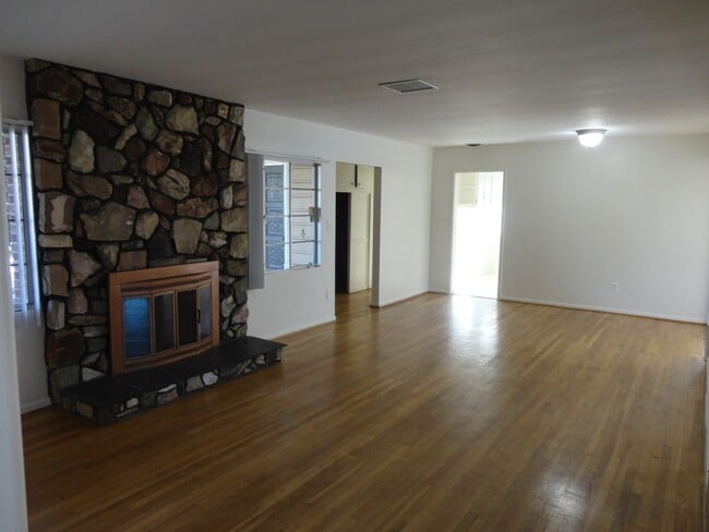 5368 W Falls View Dr in San Diego, CA - Building Photo - Building Photo