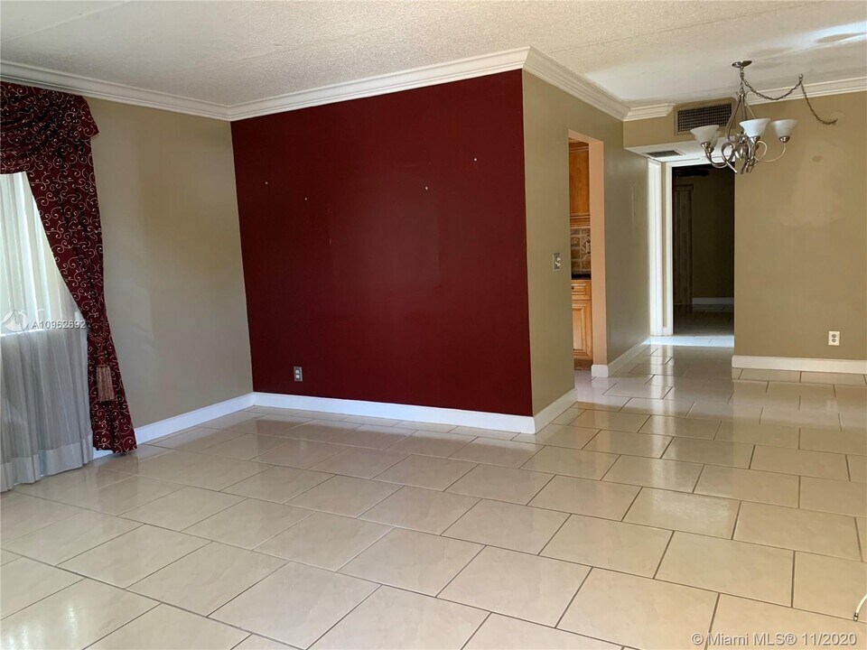 100 Village Green Cir E-Unit -101 in Palm Springs, FL - Building Photo