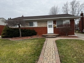 18219 E Thirteen Mile Rd in Fraser, MI - Building Photo