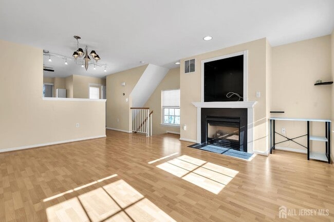 63 Giera Ct in Sayreville, NJ - Foto de edificio - Building Photo