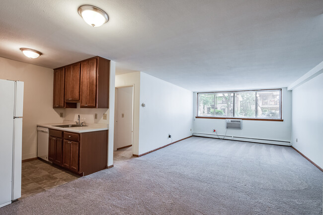 2509 Dupont Ave S in Minneapolis, MN - Building Photo - Interior Photo