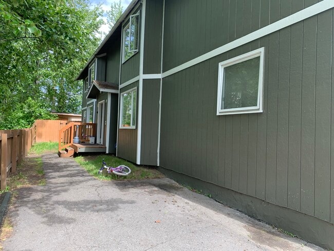 8000 E 10th Ave, Unit D in Anchorage, AK - Foto de edificio - Building Photo