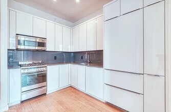 130 Water St in New York, NY - Building Photo - Building Photo