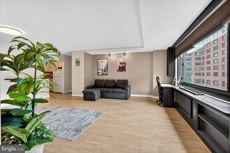 1021 Arlington Blvd, Unit 643 in Arlington, VA - Foto de edificio - Building Photo