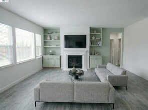 679 Hamilton Ct in Brentwood, CA - Foto de edificio - Building Photo