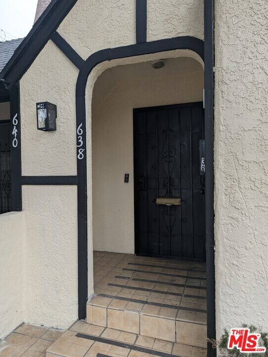 640 N Poinsettia Pl in Los Angeles, CA - Building Photo