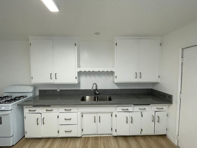 15550 Vanowen St in Los Angeles, CA - Building Photo - Building Photo