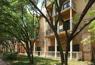 Nueces Oaks Condominiums in Austin, TX - Building Photo - Building Photo