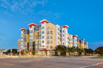 The Icon & The Lofts - Student Living in Houston, TX - Building Photo - Building Photo