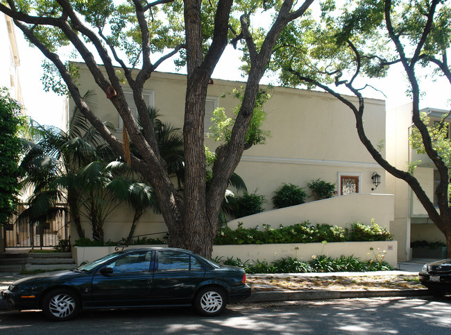 1120 N Flores St in West Hollywood, CA - Foto de edificio - Building Photo