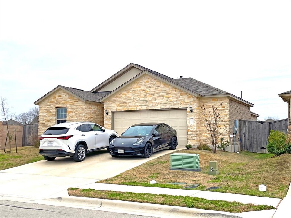 13725 Bullhorn Acacia Pass in Manor, TX - Building Photo