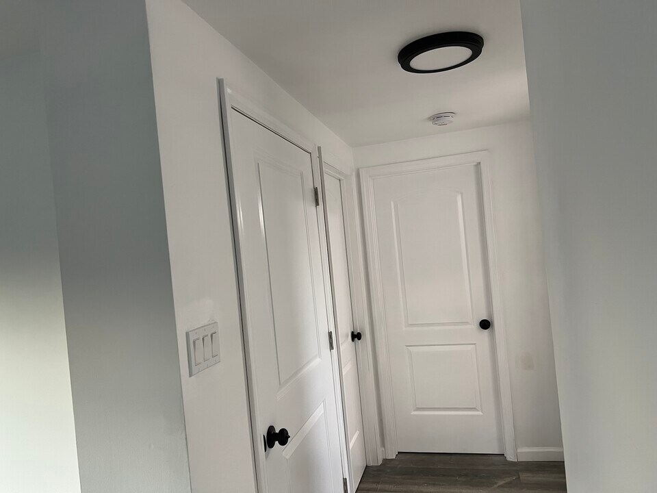 20 Waltess Rd, Unit 2 in Ronkonkoma, NY - Building Photo