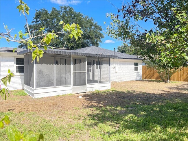 2825 8th Ave N in Texas City, TX - Building Photo - Building Photo