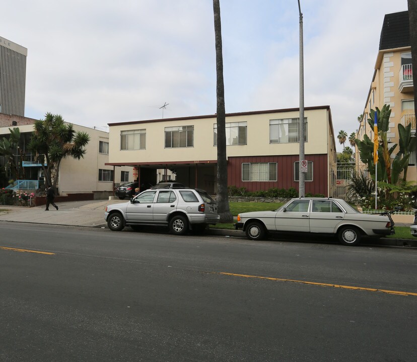 517 S Kenmore Ave in Los Angeles, CA - Building Photo