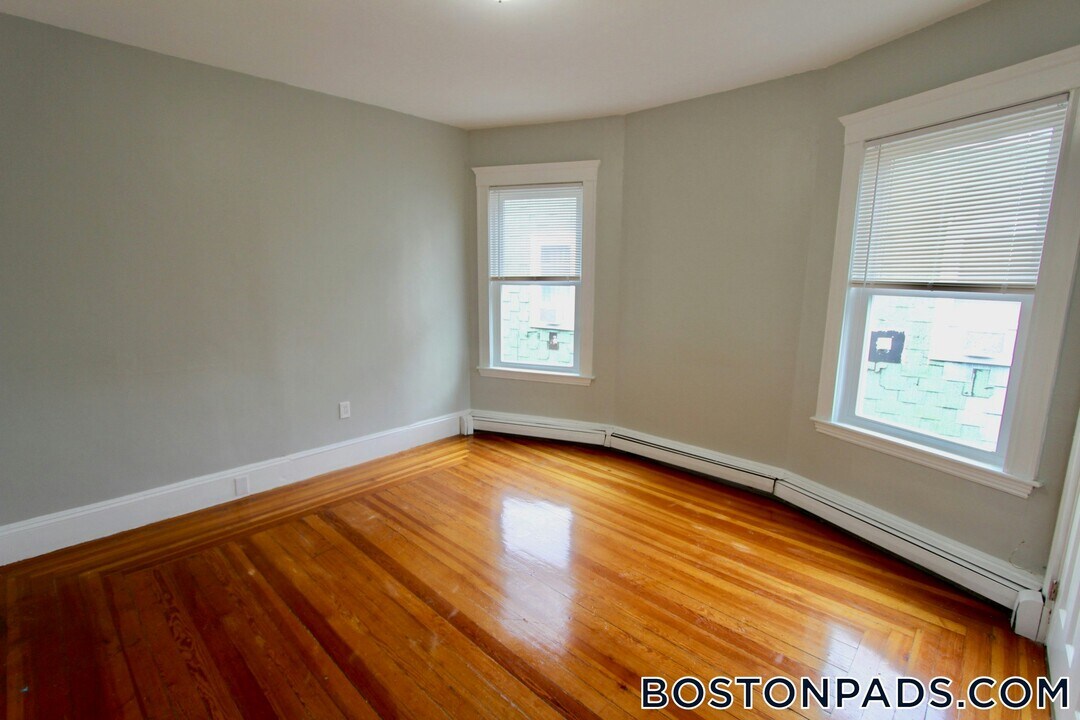 15 Elder St in Boston, MA - Building Photo