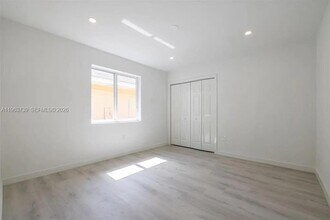 1555 NW 34th St in Miami, FL - Building Photo - Building Photo