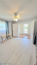 300 Valley Stream Dr in Naples, FL - Building Photo - Building Photo