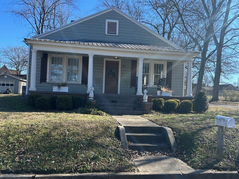 704 Barkley St SW in Hartselle, AL - Building Photo