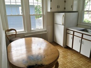 38 Totten Pl in Babylon, NY - Building Photo - Building Photo