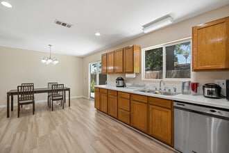 3455 Dwight Ave, Unit Bedroom 1 in Riverside, CA - Foto de edificio - Building Photo