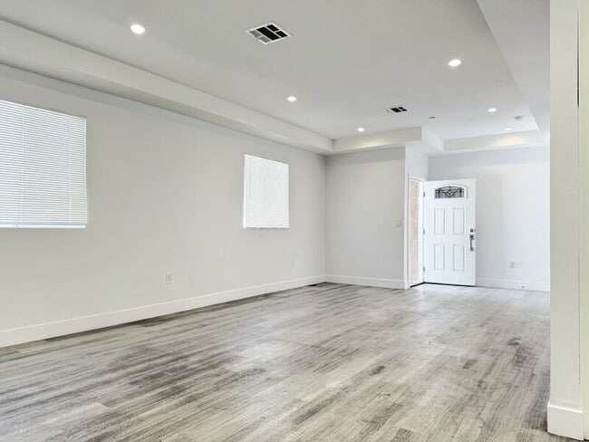 827 E 74th St in Los Angeles, CA - Building Photo - Building Photo