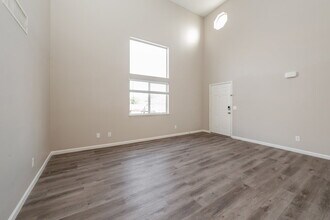 6101 Bardstown Dr in Las Vegas, NV - Foto de edificio - Building Photo