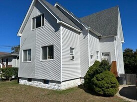 578 S 15th St in Lindenhurst, NY - Building Photo
