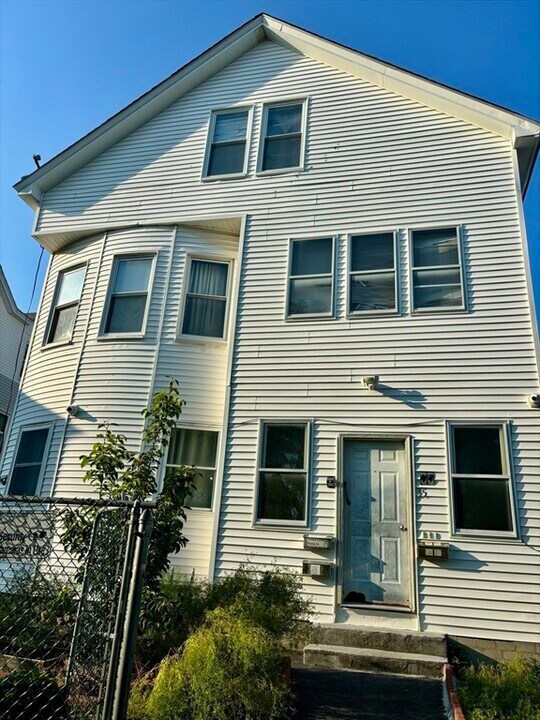 35 Stoneland Rd, Unit 1 in Worcester, MA - Building Photo
