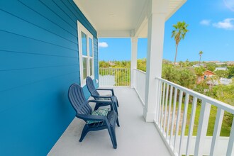 13117 4th St E, Unit Waterview in Madeira Beach, FL - Foto de edificio - Building Photo