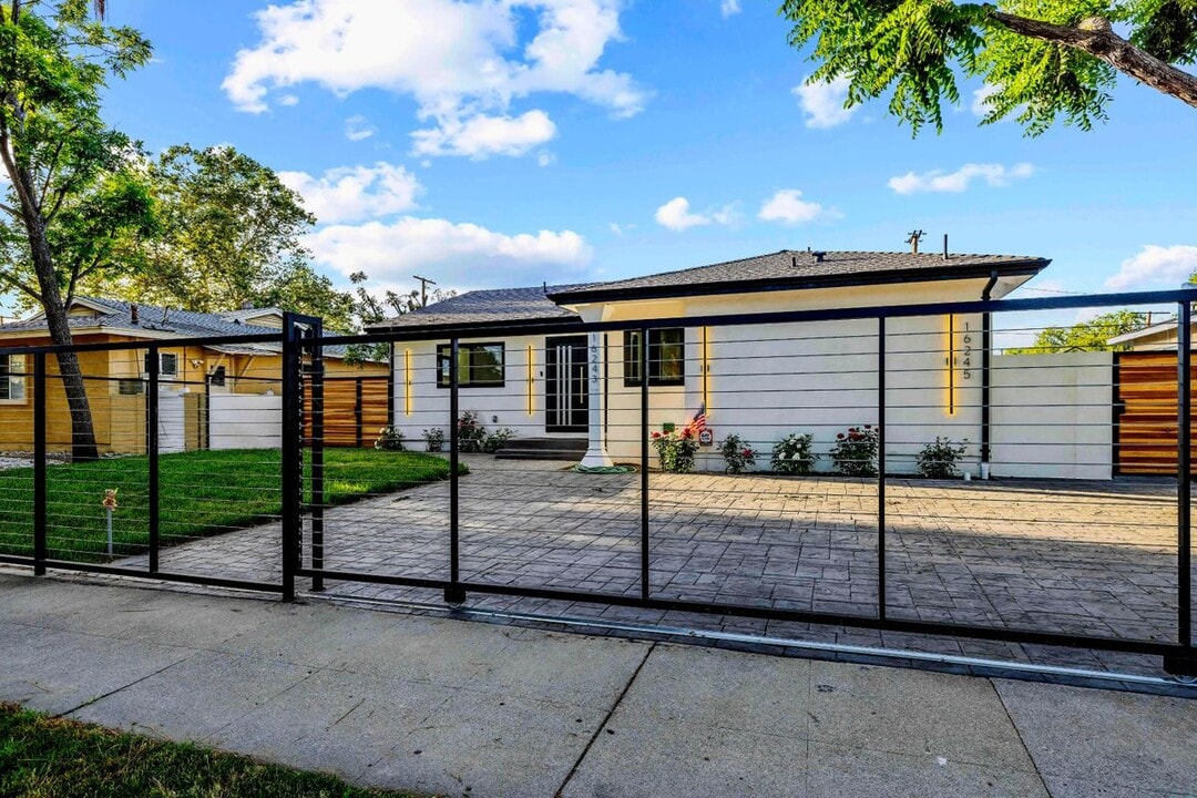 16245 Chatsworth St in Los Angeles, CA - Building Photo