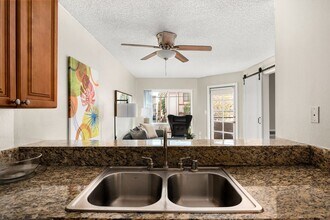 Woodland Trio Apartments in North Hollywood, CA - Foto de edificio - Building Photo