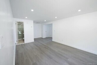 61 Beaumont Dr in Plainview, NY - Building Photo - Building Photo