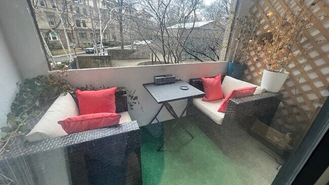 1731 Beacon St, Unit 108 in Brookline, MA - Foto de edificio - Building Photo