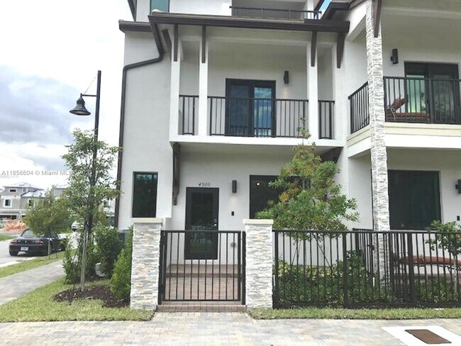 4920 NW 83rd Ave in Doral, FL - Building Photo - Building Photo